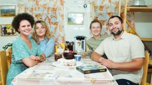 НА ЗАИМКЕ ГОСТИ! ВСТРЕЧАЕМ КАТИНЫХ ПОДРУГ ЛЕСНЫМИ ДЕЛИКАТЕСАМИ ｜ НОВЫЕ ОБИТАТЕЛИ ДВОРА И КРОВОСОСКИ