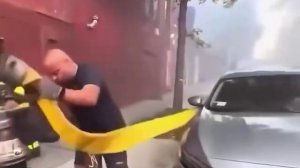 Пожарные высадили окна в машине, чтобы пустить рукав через салон.