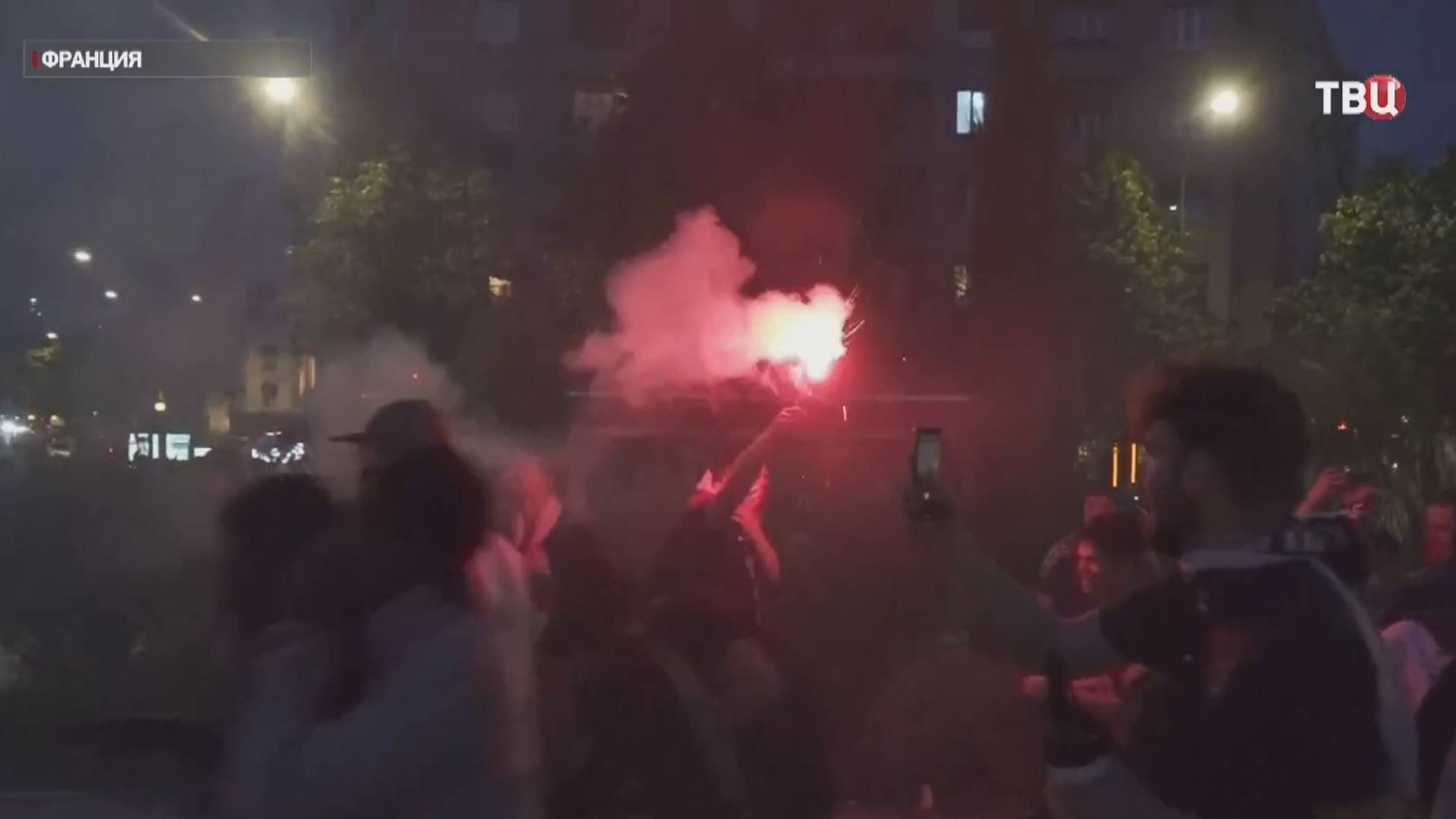 Футбольные фанаты устроили беспорядки в центре Парижа / События на ТВЦ