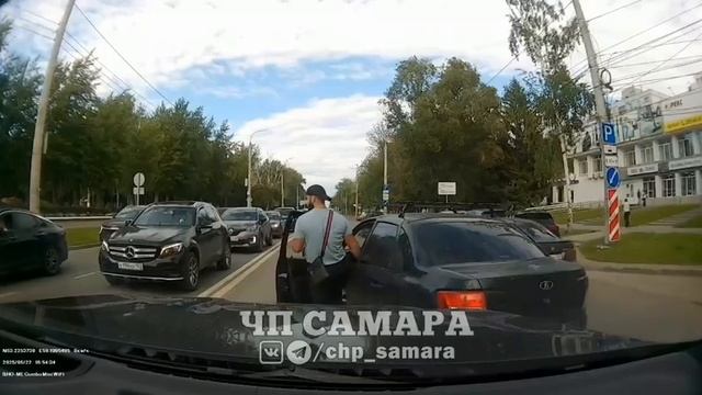 Еще один агрессивный аульный водятел устроил дорожный конфликт в Самаре !!!