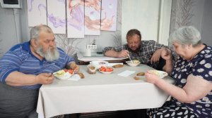 Как вкусно кушаем помидорки с салатиком и картошечкой Деревенский обед по-сибирски