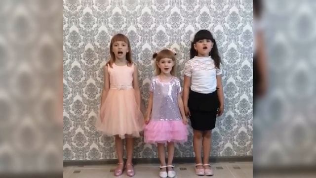 Поздравительная акция ко Дню России "Я, ты, он, она - вместе целая страна" смотреть онлайн