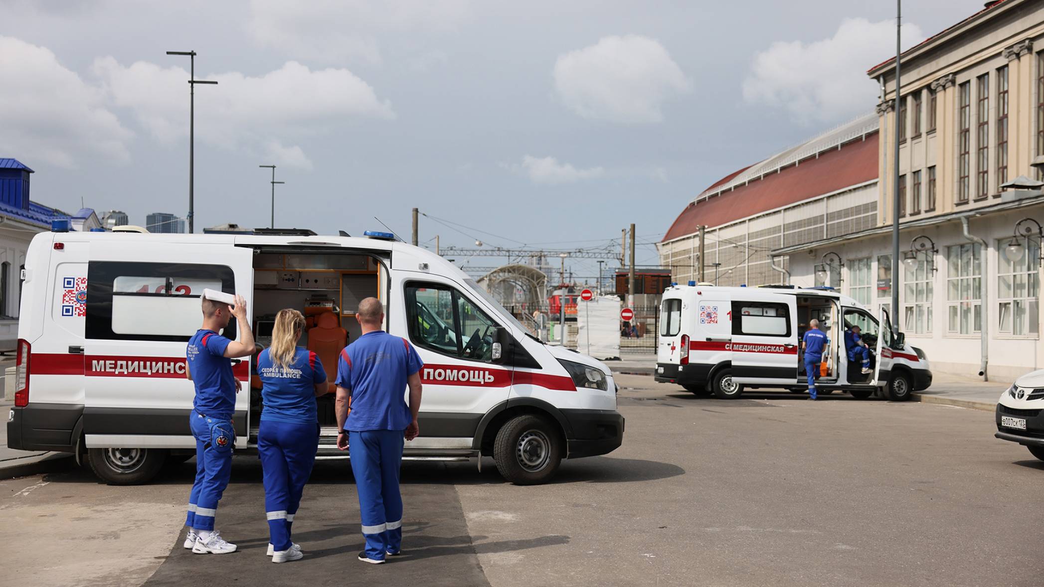 Пострадавших пассажиров поезда в Брянской встречают в Москве