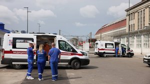 Пострадавших пассажиров поезда в Брянской встречают в Москве