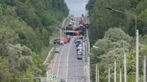 Обстановка на месте обрушения моста с локомотивом в Курской области