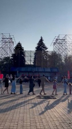 Огромный хоровод в парке Щербакова сегодня