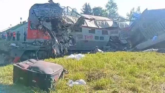 На месте крушения поезда в Брянской области повсюду разбросаны вещи пассажиров и части состава.