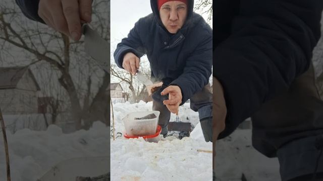 зимний шашлык на даче, жарю стейк свинины на решетке н? смотреть онлайн