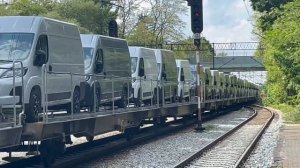 Фиаты Дукато едут с завода, электровоз ET22-985 с вагонами автовозами