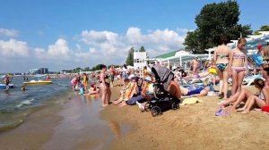 Пляж под летним солнцем. Море, песок и пляжный отдых на