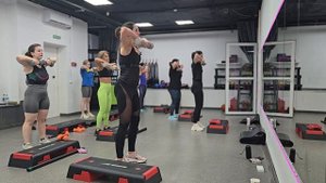 силовая тренировка с гантелями