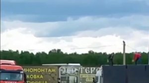 ⚡Водители поняв что дроны атакующие аэродром вылетают с фуры начали закидывать её камнями