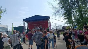 гуляю в лакреевском парке И тут гигантская Красная лавка