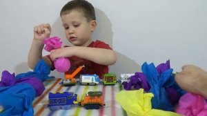 Мистер Макс • Mister Max - Макс играет с Паравозиками