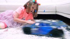 Мисс Кэйти и Мистер Макс (Miss Katy) Макс и Кэти катаются на игрушечных машинках