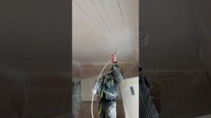 Как покрасить деревянный потолок.