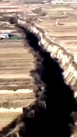 Разлом в земной коре после землетрясения в Турции