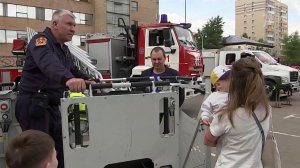 К маленьким пациентам в Морозовскую больницу приехали пожарные и кинологи