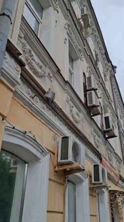 Старое здание разваливается, нужен ремонт срочно