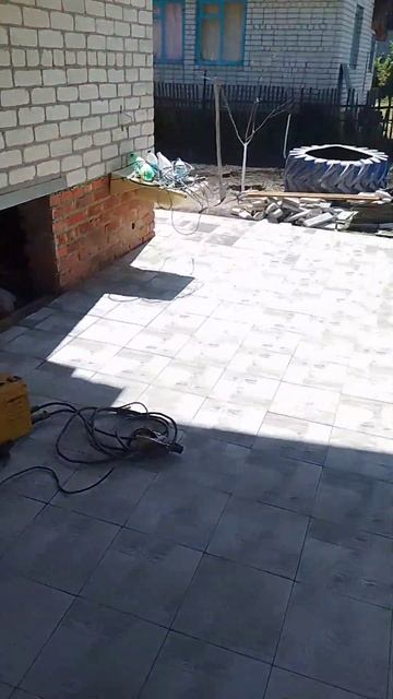 Укладка тротуарной плитки на дачном участке,завершен? смотреть онлайн