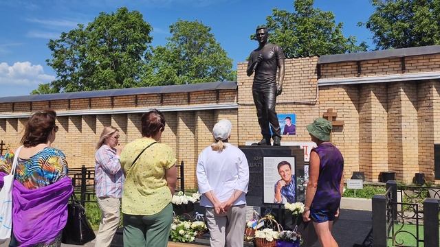 в преддверии третьей годовщины: могила Юрия Шатунова на Троекуровском кладбище Москвы