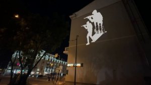 В городах России прошла акция «Тень защиты детей»

Проекции с военным, защищающим детей, появились в