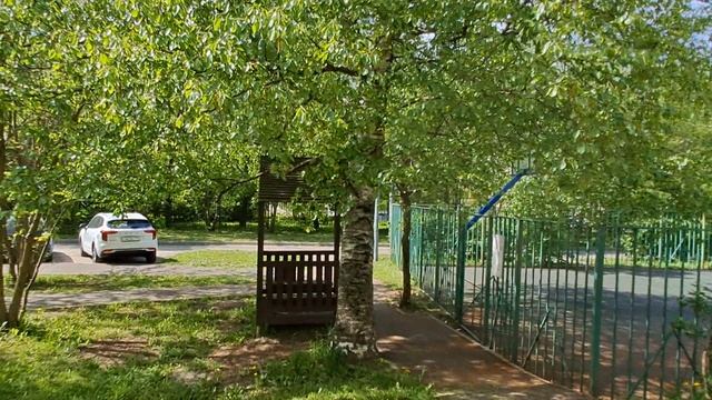 По улице 11 микрорайона. На улице +25 градусов. Иду и радуюсь тёплой хорошей погоды. Город Зеленогра