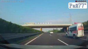 Автофургон каким-то чудом не улетел в кювет, но продолжил движение