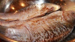 Карась запеченный с салом