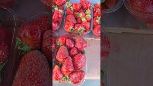 Сегодня на рынке. Много овощей,ягод. Цены 1.06.25