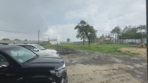Вот так неожиданность. Стройка навеса продолжается. Что у нас получилось? Занимаемся в теплицах.