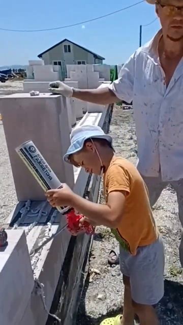 Когда рядом помощник😄 #стройка #домнаюге #строимдом #? смотреть онлайн