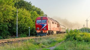 Красный ТЭП70БС-035 с вечерним пригородом Моршанск - Вернадовка на фоне приближающегося заката