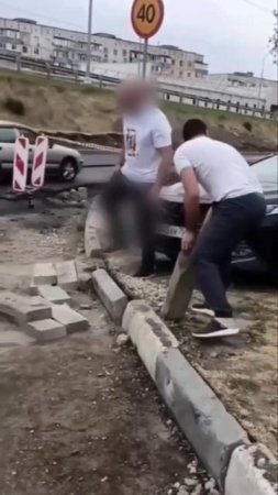 В Симферополе примерные семьянины разобрали бордюр, чтобы объехать пробку !!!
