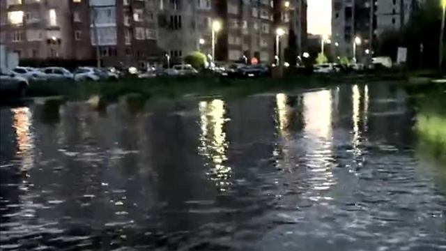 Уровень воды на улице Малиновского в Омске