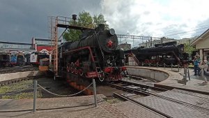 Паровоз выезжает с разворотного круга