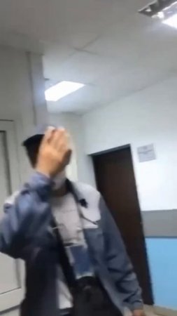 Зачем он ударил его? Нацист, наверное !!!