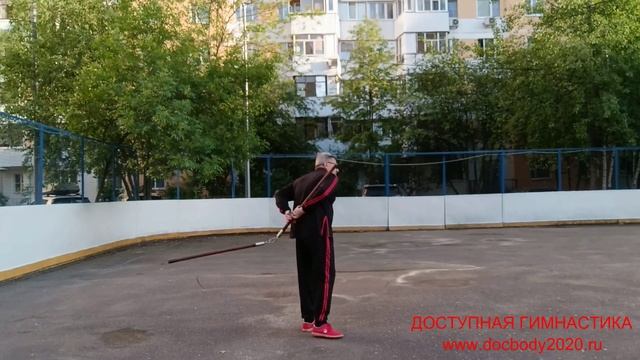 Разминка с двухсекционным шестом Лянцзегунь на спортплощадке (7)
