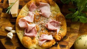 Рецепт пиццы на сковороде с сыром, чесноком и розмарином