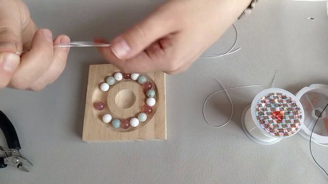 Как собрать браслет из натуральных камней на резинке. смотреть онлайн