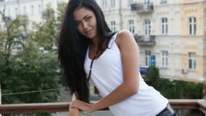 Есть красивая одна девушка на земле.