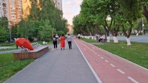ВЕЧЕРНЯЯ ТЮМЕНЬ. ЛЮДИ ГУЛЯЮТ. ВЕЛОСИПЕДИСТЫ и САМОКАТЧИКИ.