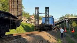 В результате обрушения мостов произошли две железнодорожные катастрофы