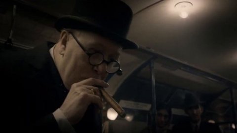 Черчилль в метро ("Тёмные времена" 2017)