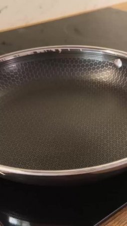 Ароматный нут с помидорами черри, сыром Фета и хрустящим луком - отличный вариант для лёгкого ужина