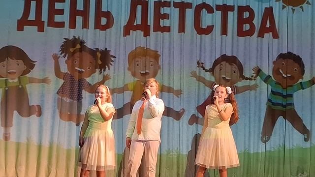 Песня "Подари улыбку миру". Сл. О. Сазонова Муз. А. Варламов - вокальная студия Карнавал