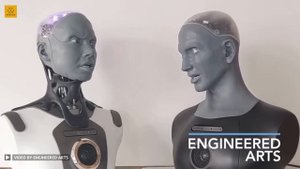 Azi, настольный робот, разработанный Engineered Arts Ltd., взаимодействует с Ameca.