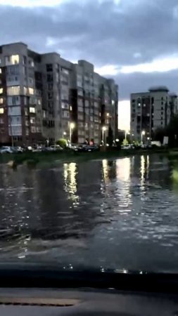 Уровень воды на улице Малиновского в Омске