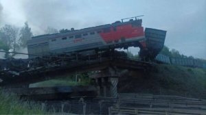 В Курской области во время движения грузового локомотива рухнул мост, есть пострадавшие.