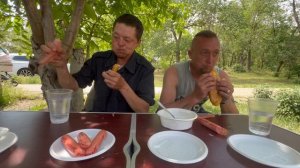 Сосиски пирожки и ролтон кто быстрее съест получит 1000 рублей